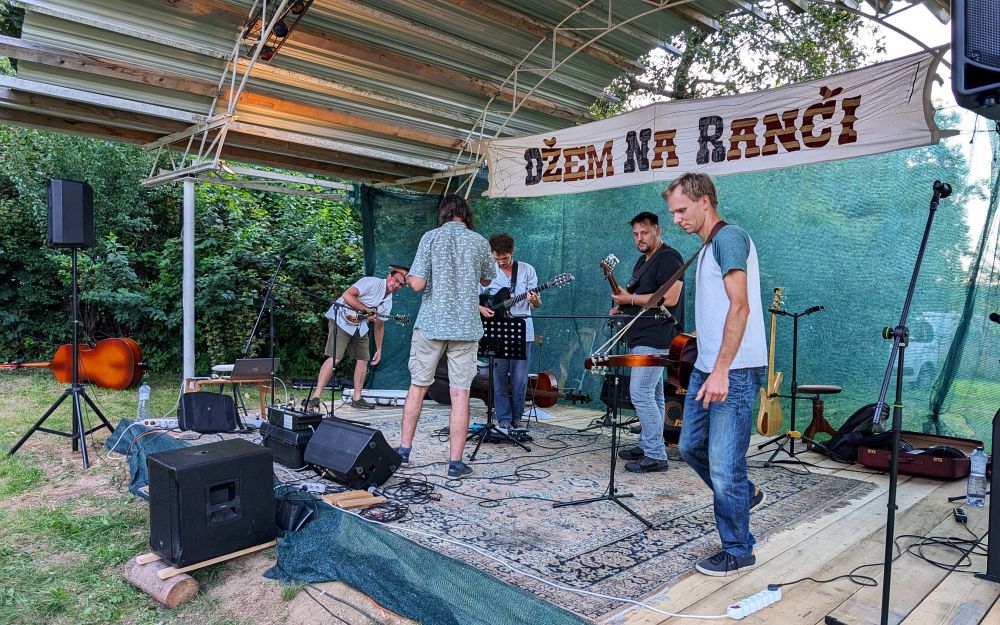 Dobrá sestava, dobrá muzika, Karel v popředí