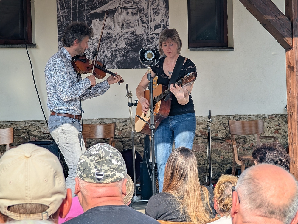 Vzadu foto trampského srubu, který už nestojí