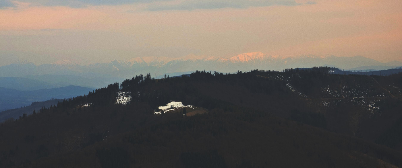 V dálce za Kozubovou je vidět Fatra