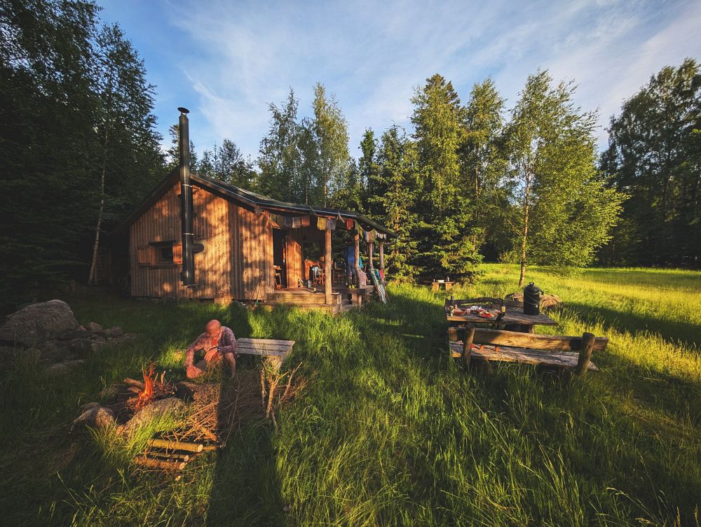U kamarádů pod skalamas, krásná dřevostavba