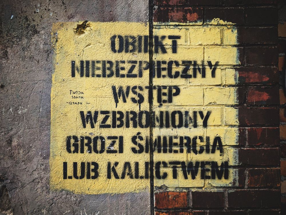 Cedule jsou všude, už je ani nevnímáme