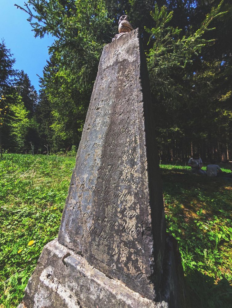 Pomníček na Poštovské cestě, umřel tady farář z Andělské hory