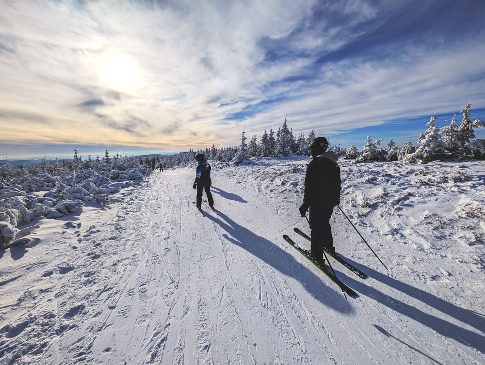 Po hřebeni poprvé bez zouvání lyží