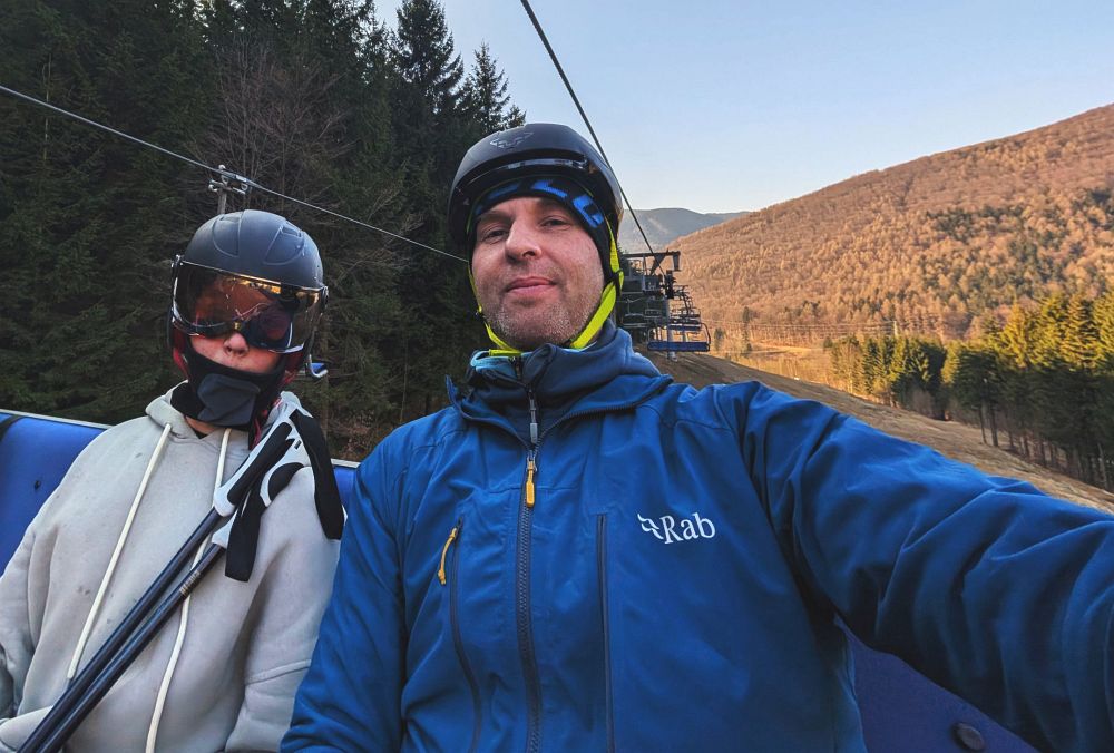 Holký už leží v autě v postelích, my ještě jezdíme