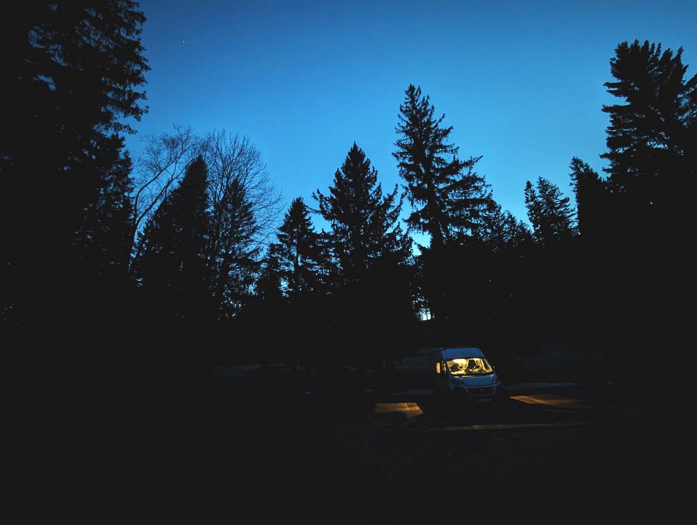 Jen my, tma, zima a šumění potoka