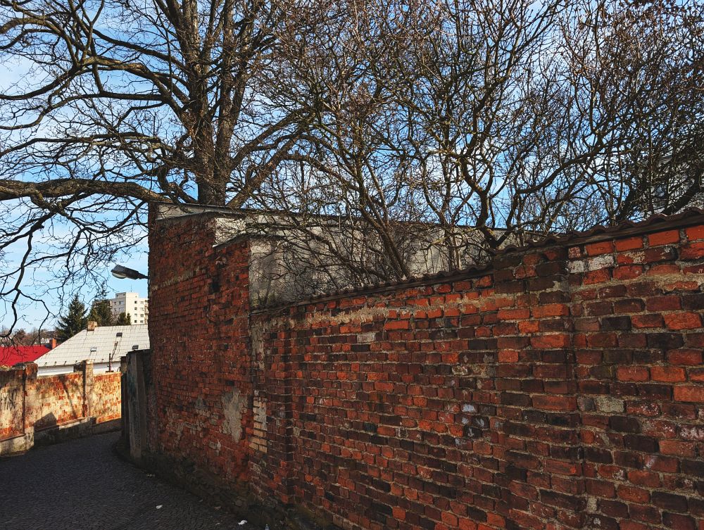 Úzkou uličkou kolem zámku