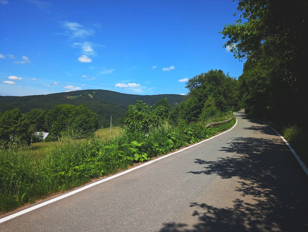 Stoupání na Komáří vrch, vlevo ski areál Říčky