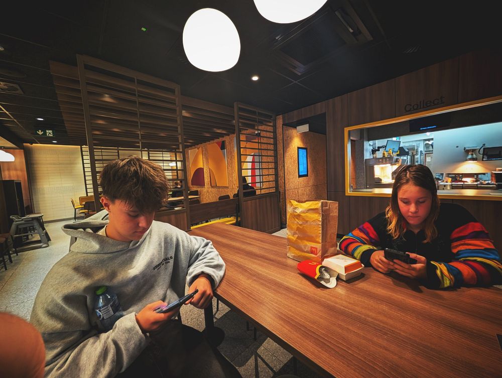 Naši teenageři v McDonaldu