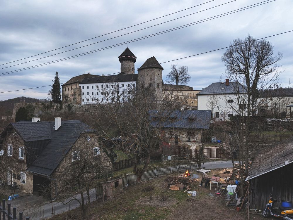 Hrad Sovinec a dole paní u ohně