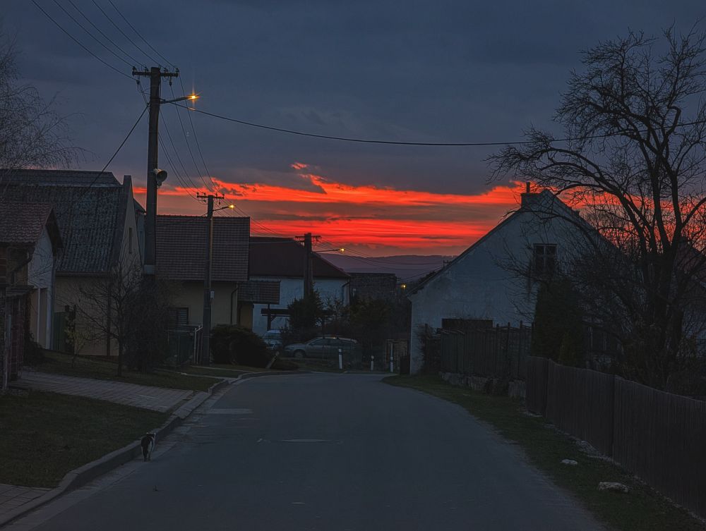 K autu dojíždím potmě