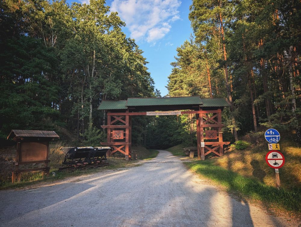 Jeden ze vstupů do geoparku