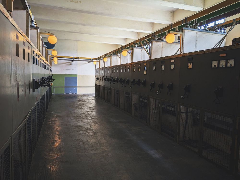 Řídící místnost elektrárny