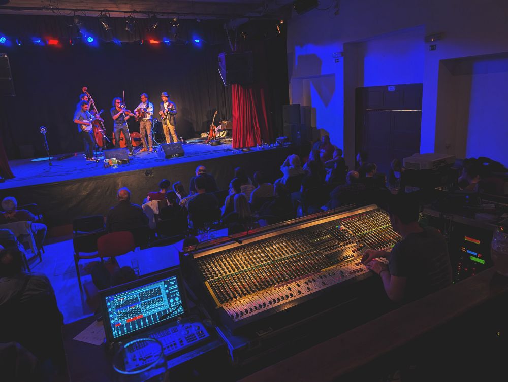 Hrají Rooster Riders, zvučí je Chris