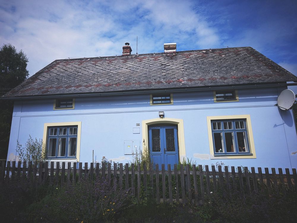 Modrý dům, modré nebe