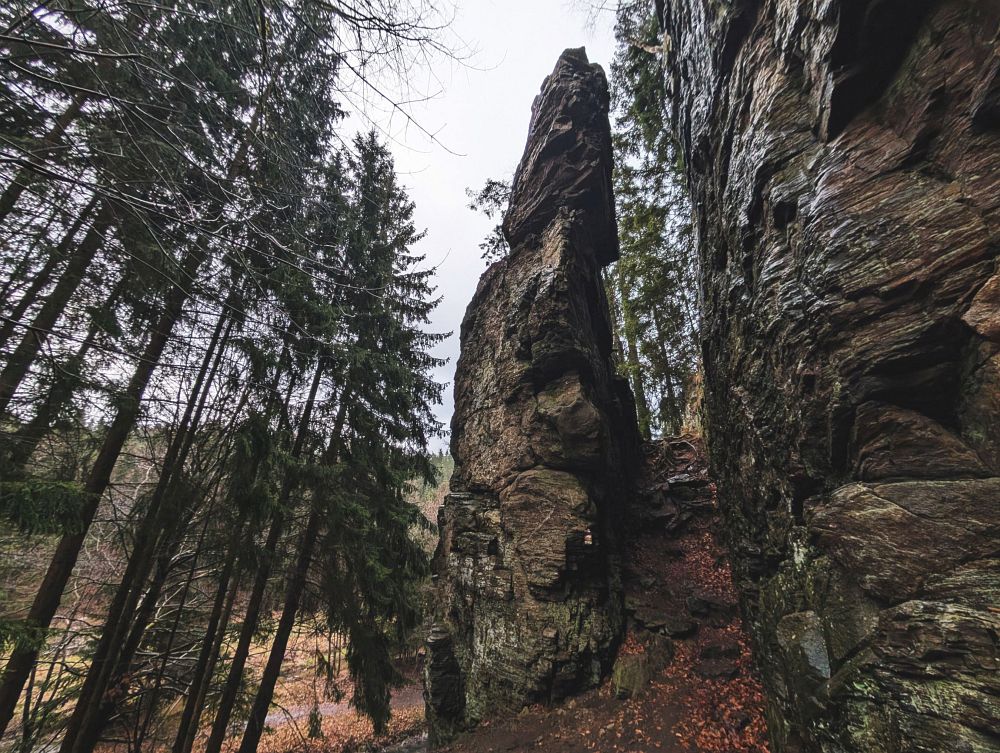 Rozštípená skála