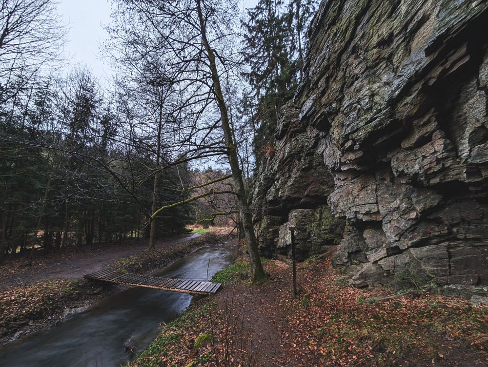 Rozštípená skála