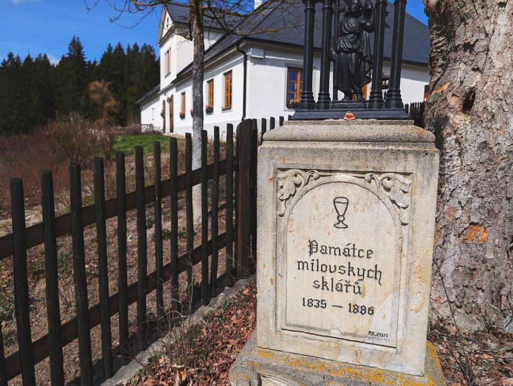 Památce Milovských sklářů