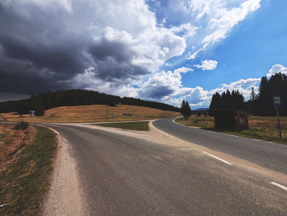 Zastávka, ze které do hor chodil místní znalec, od kterého čerpám rozumy