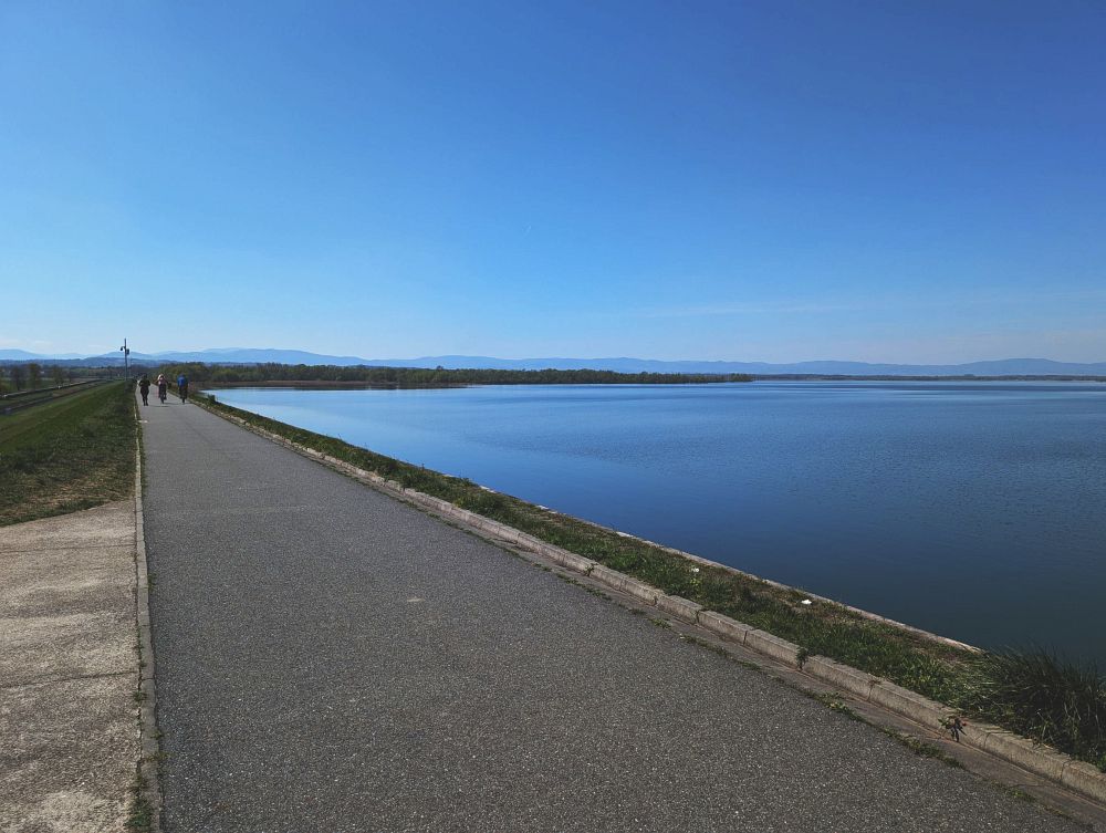 Jezioro Nyskie, vzadu Rychleby