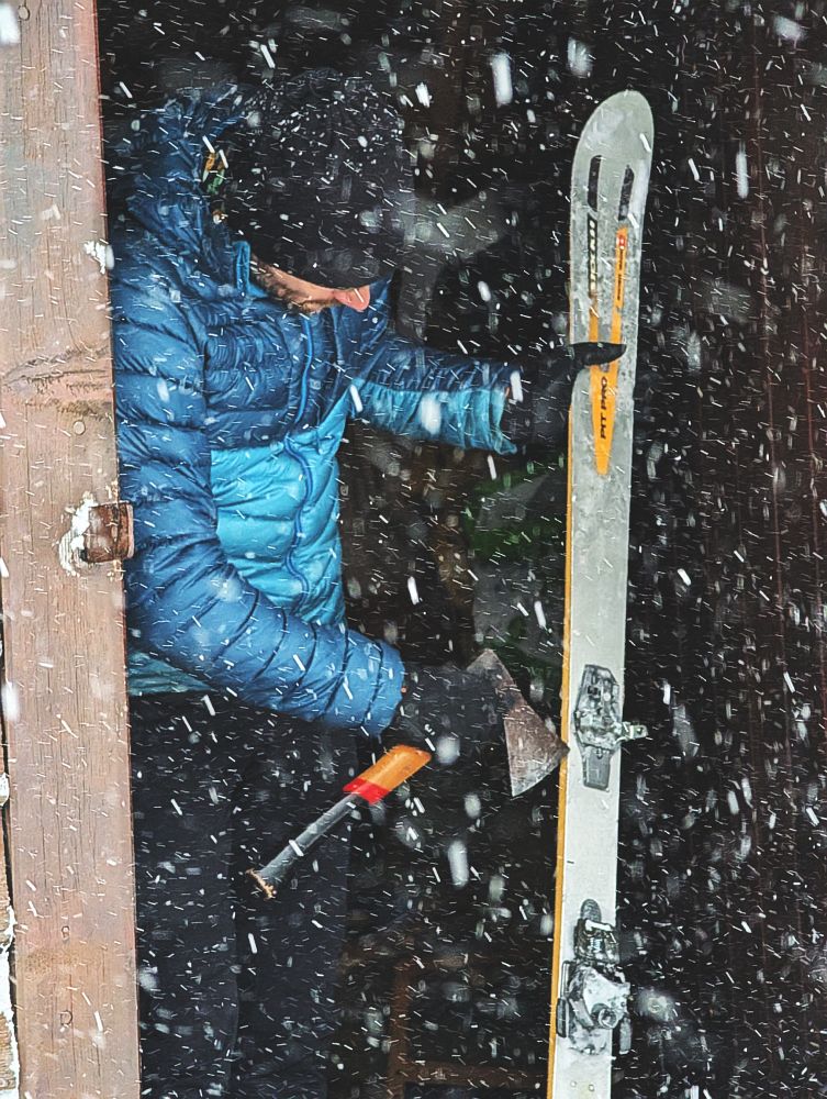 Zamrzlé lyže je třeba osekat