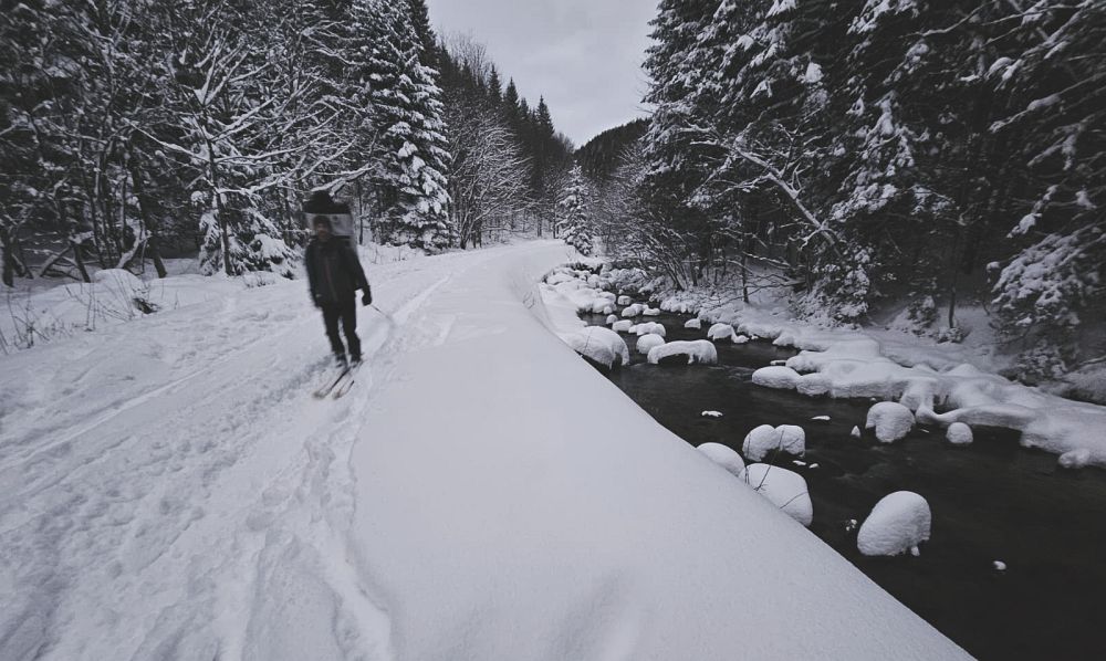 Údolím Poniklého potoka a domů